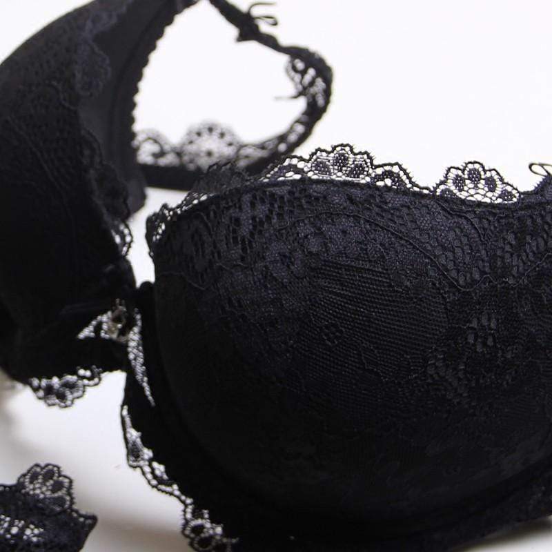 Push-up bra with lace straps