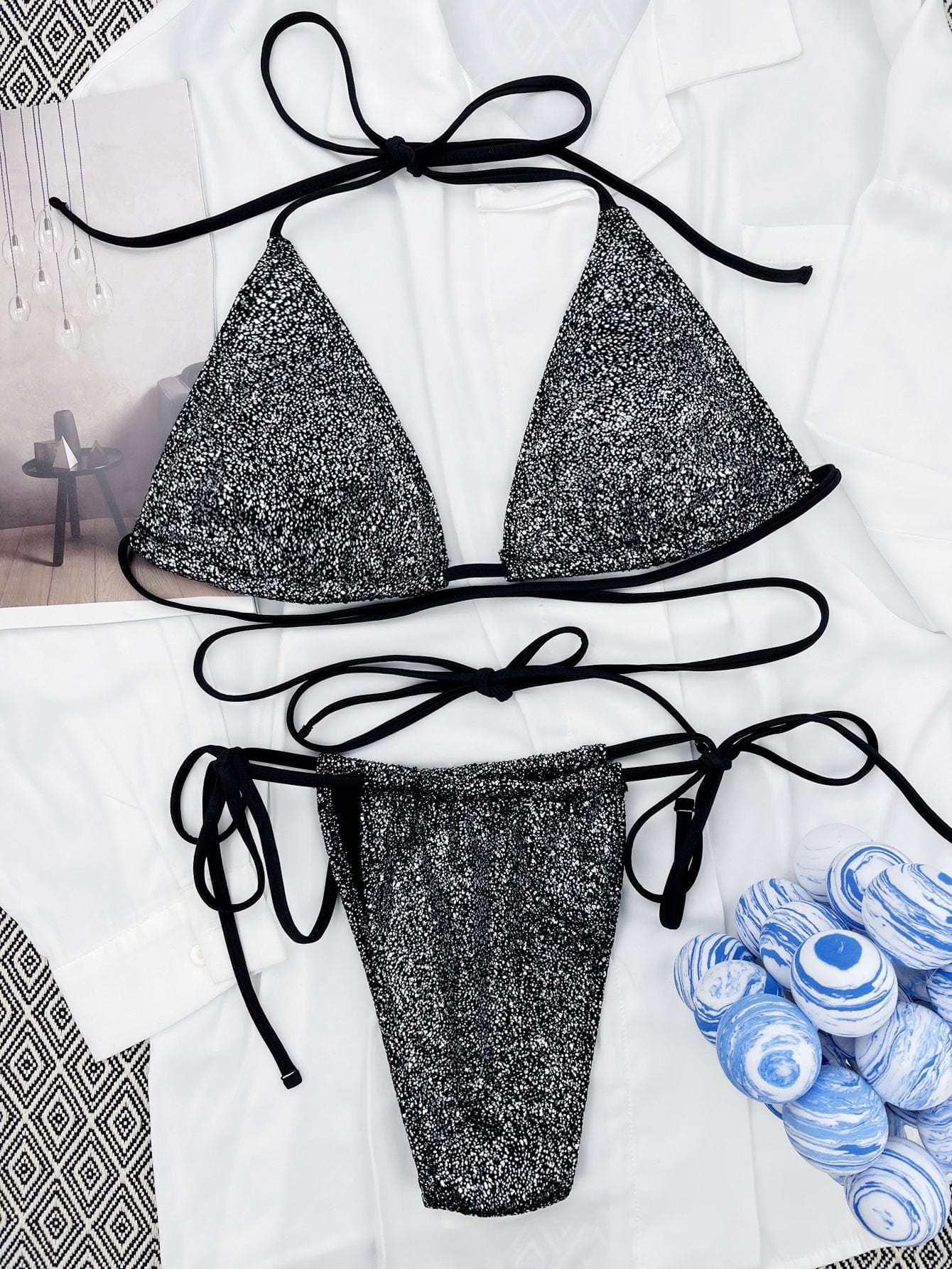 Bikini with a tie made of glittery material