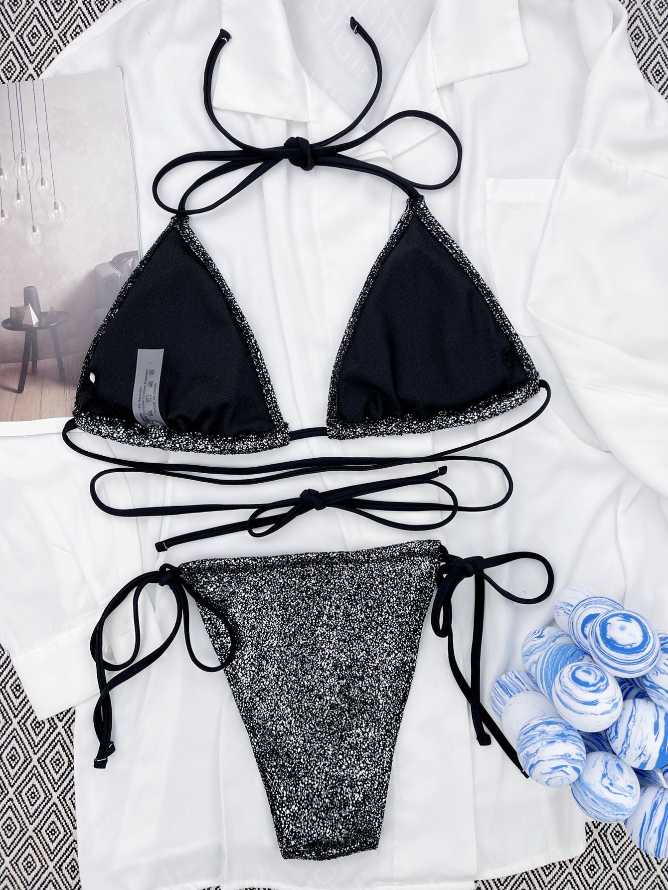 Bikini with a tie made of glittery material