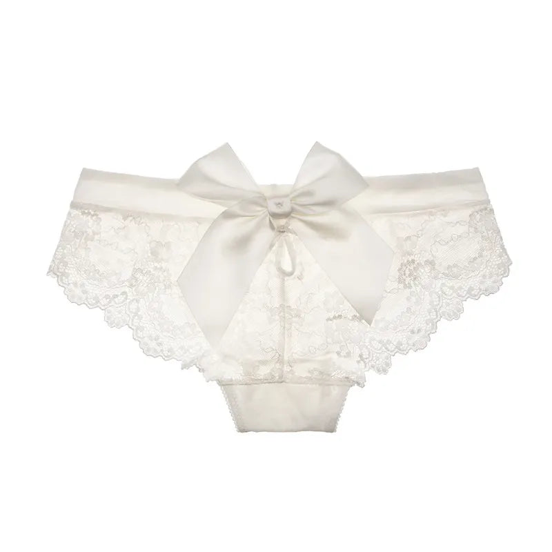 Lace hipster panties with a decorative bow