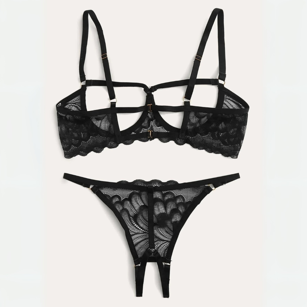 Open bowls in a lingerie set with lace.