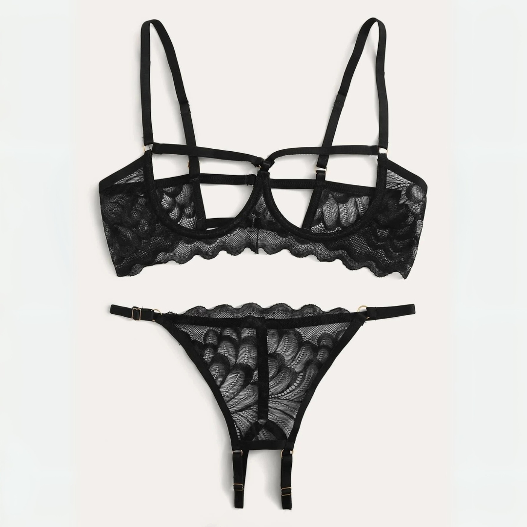Open bowls in a lingerie set with lace.