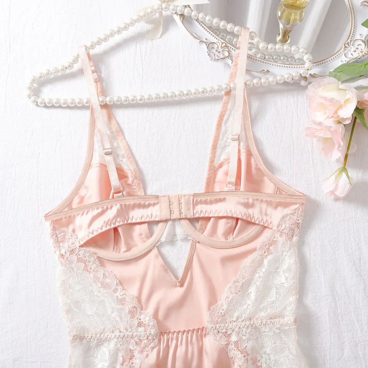 Nightgown with a deep neckline and underwiring