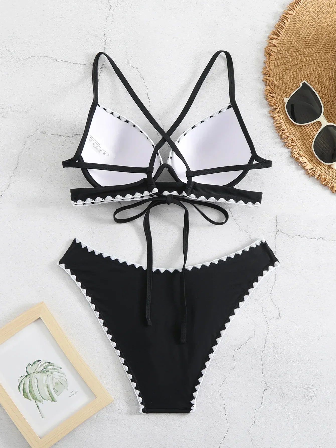 Bikini with adjustable ties at the back