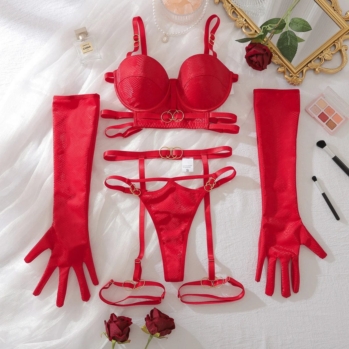 Set of lingerie with adjustable fastening