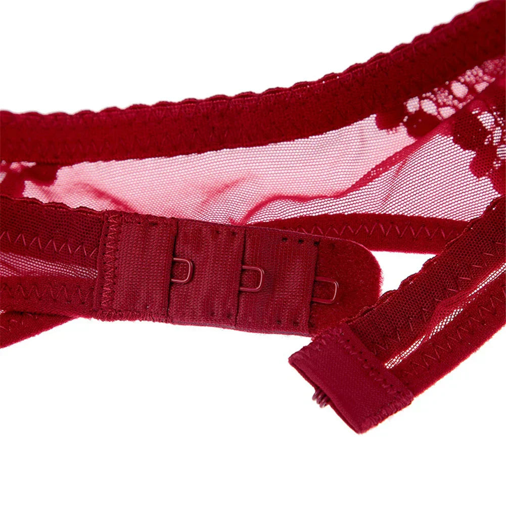 Suspender belt with decorative lace