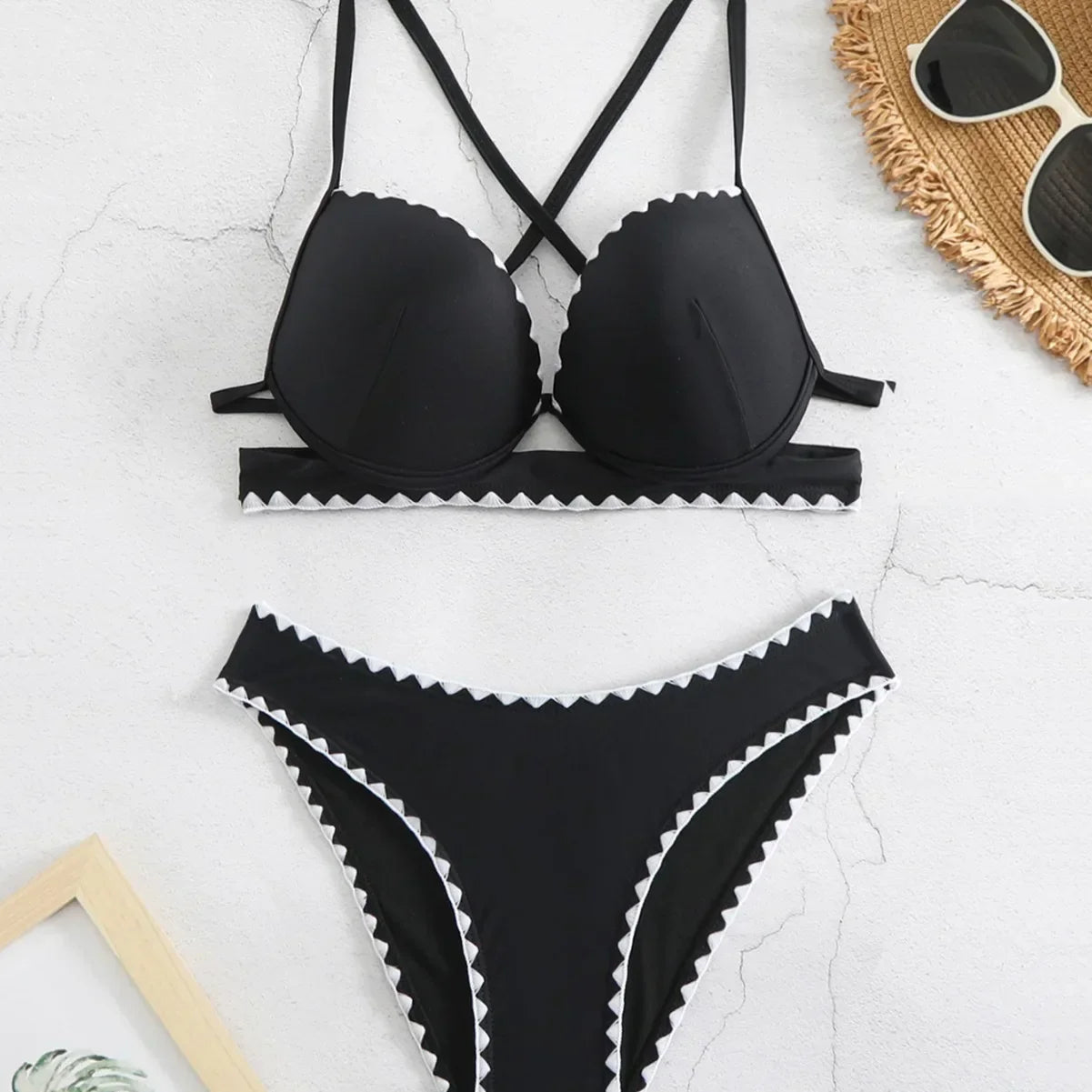 Bikini with adjustable ties at the back