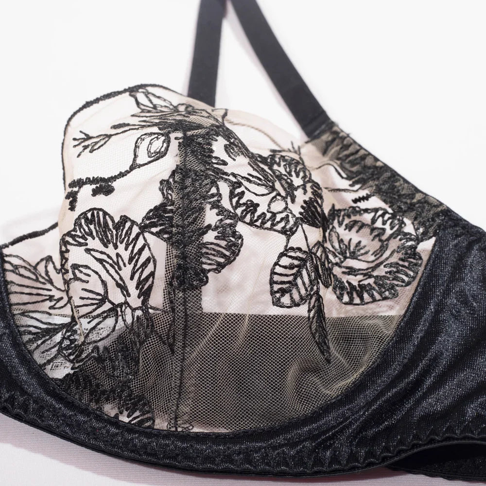 Lingerie set with floral embroidery