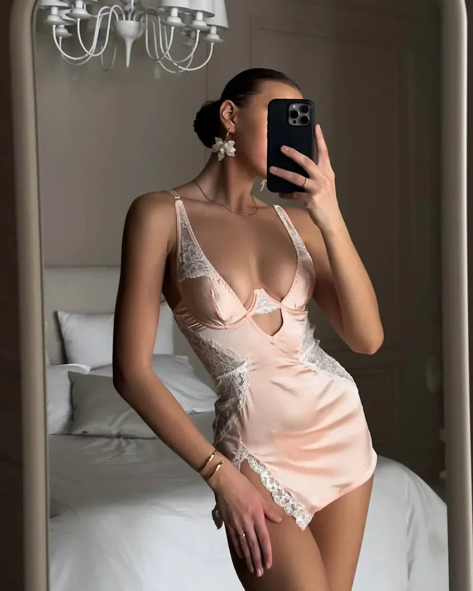Nightgown with a deep neckline and underwiring
