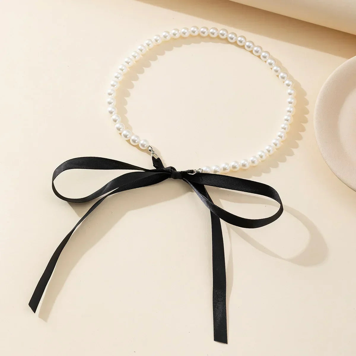 Pearl choker with a bow