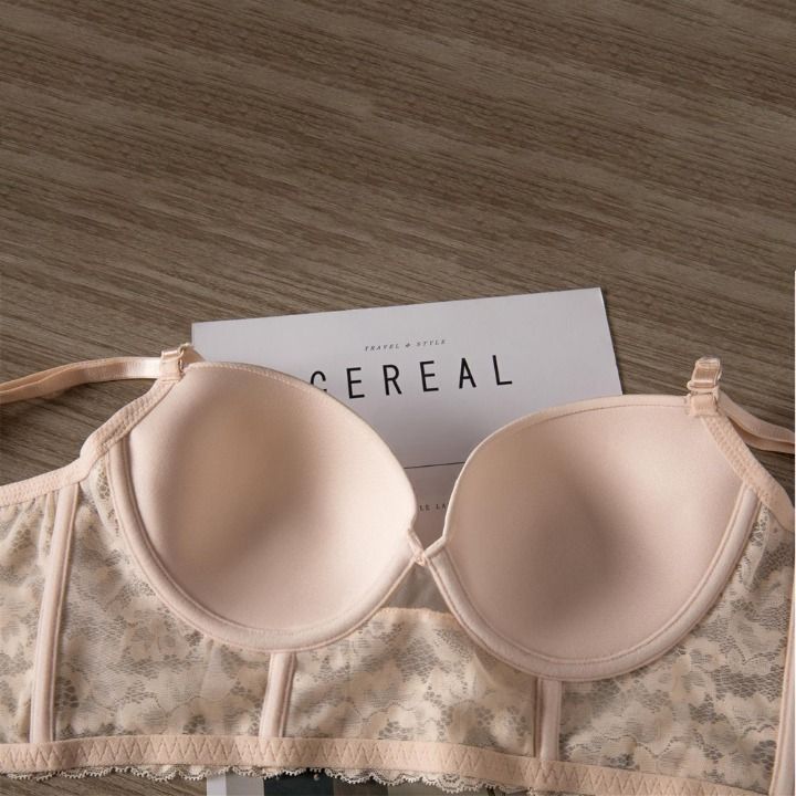 Bra with a low fastening