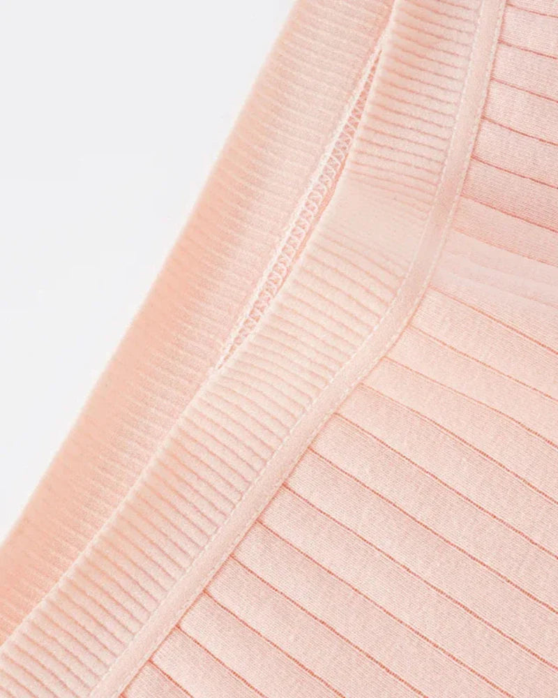 Ribbed panties with decorative lace