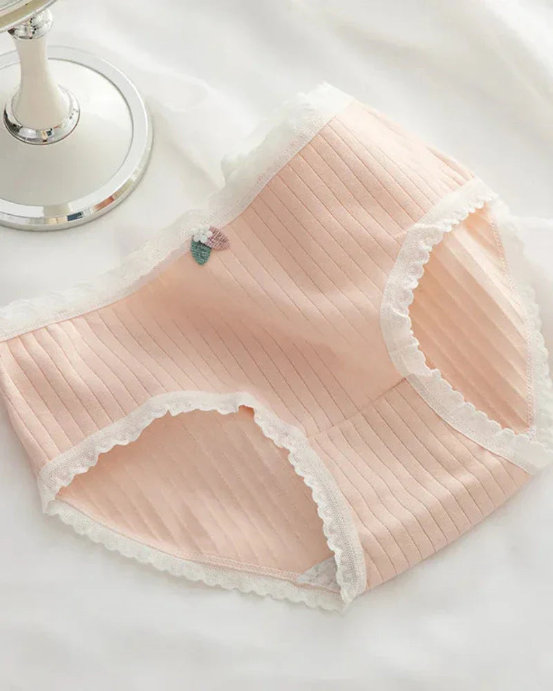 Comfortable briefs with decorative lace