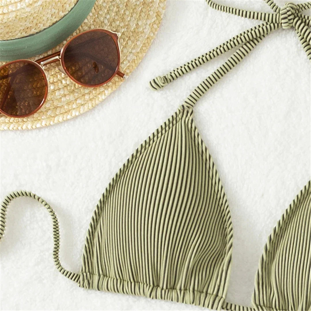 Ribbed bikini with a skirt.