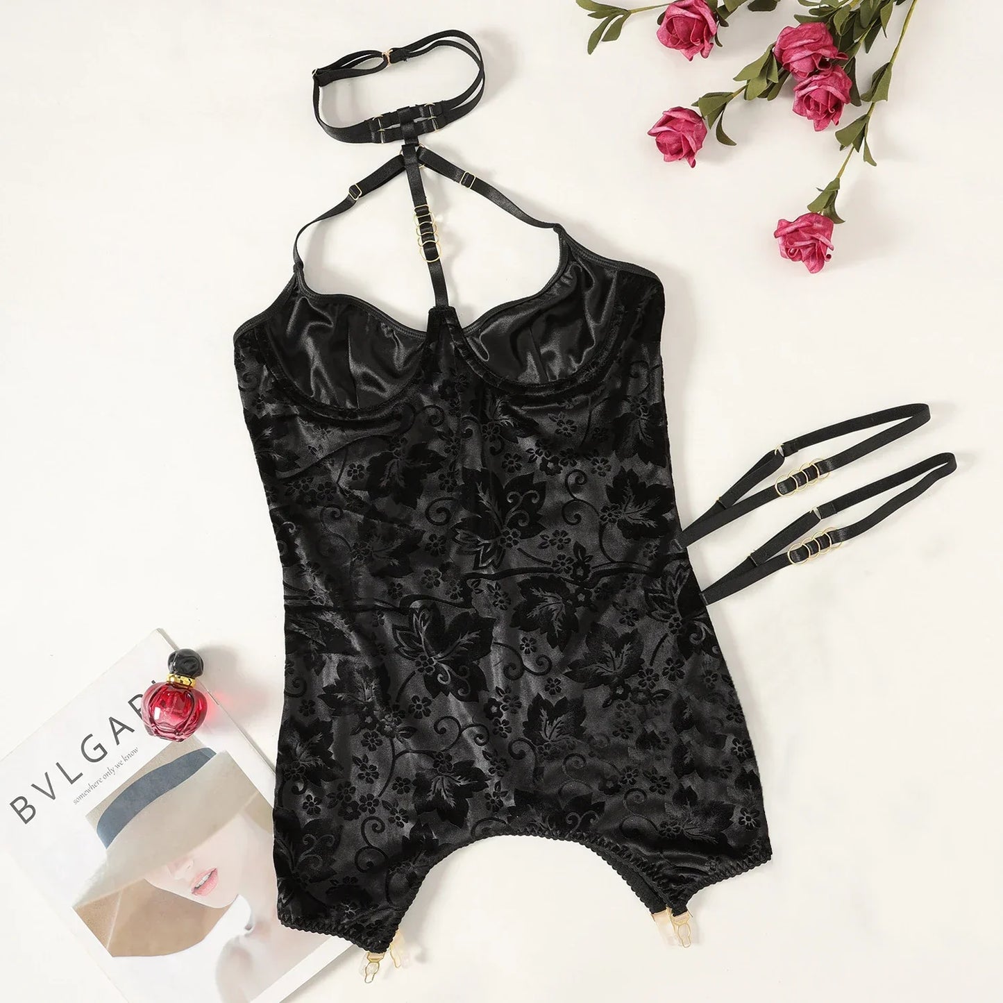 Nightgown with a choker and a delicate floral pattern