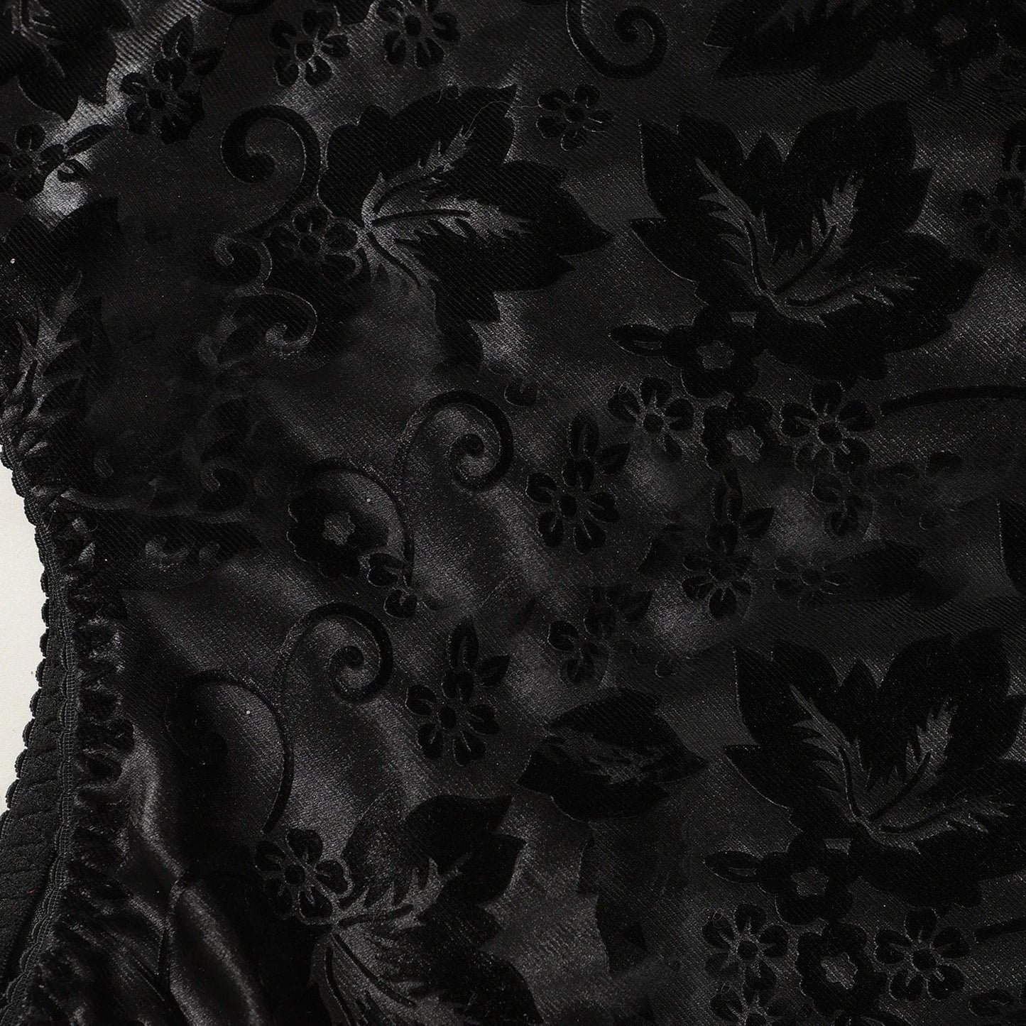 Nightgown with a choker and a delicate floral pattern
