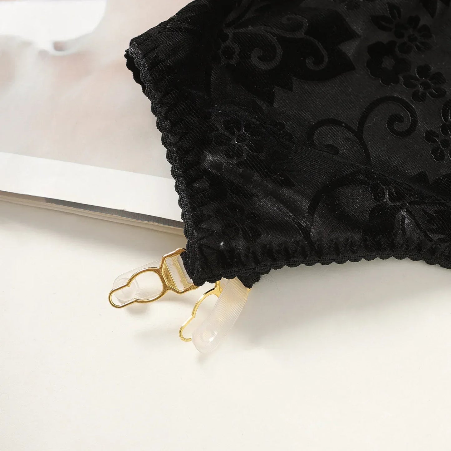 Nightgown with a choker and a delicate floral pattern