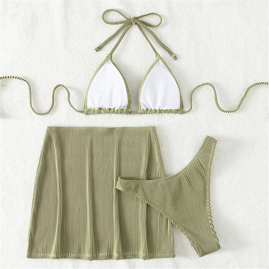 Ribbed bikini with a skirt.