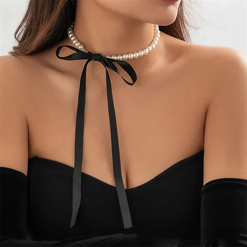 Pearl choker with a bow