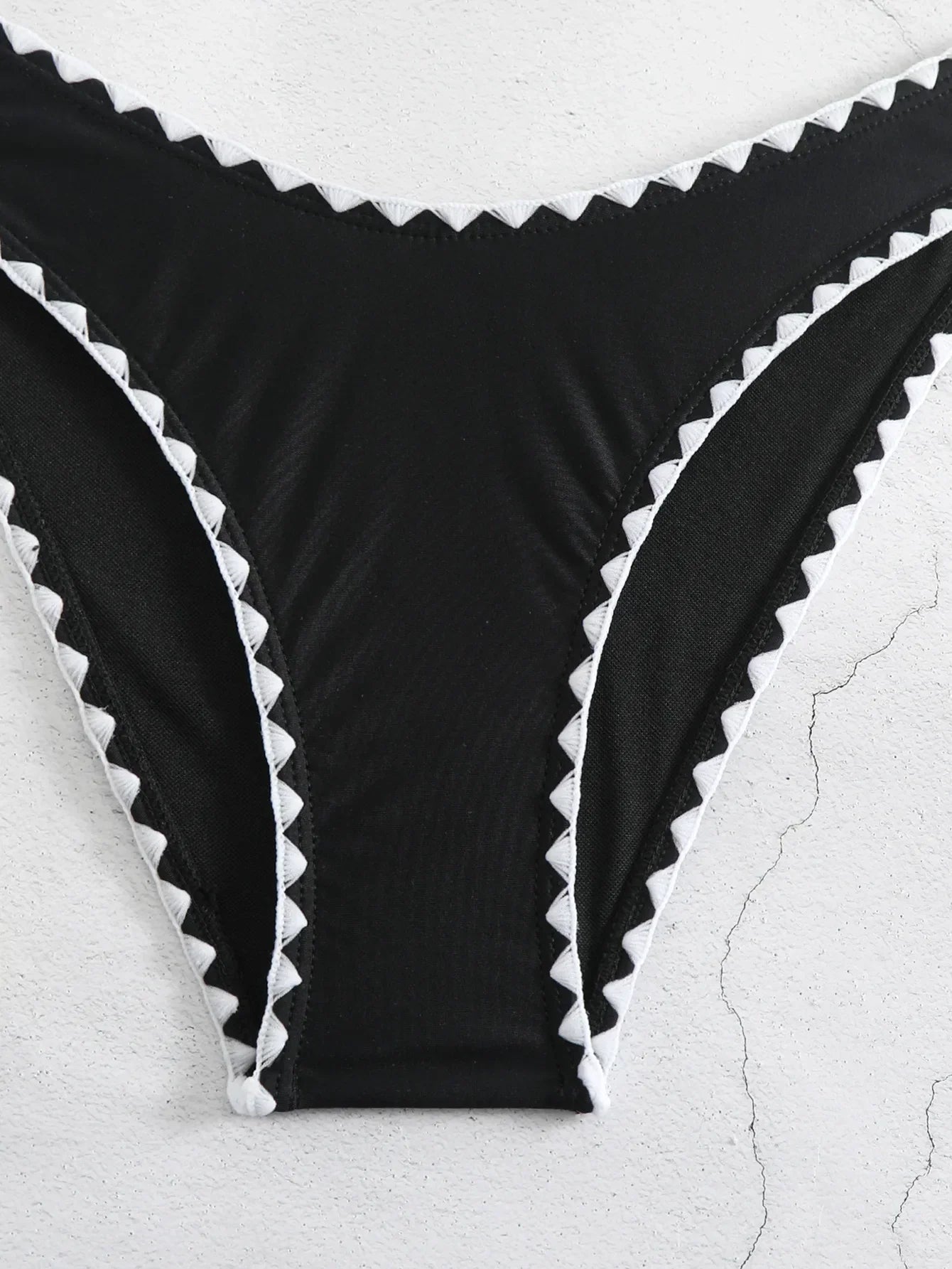 Bikini with adjustable ties at the back