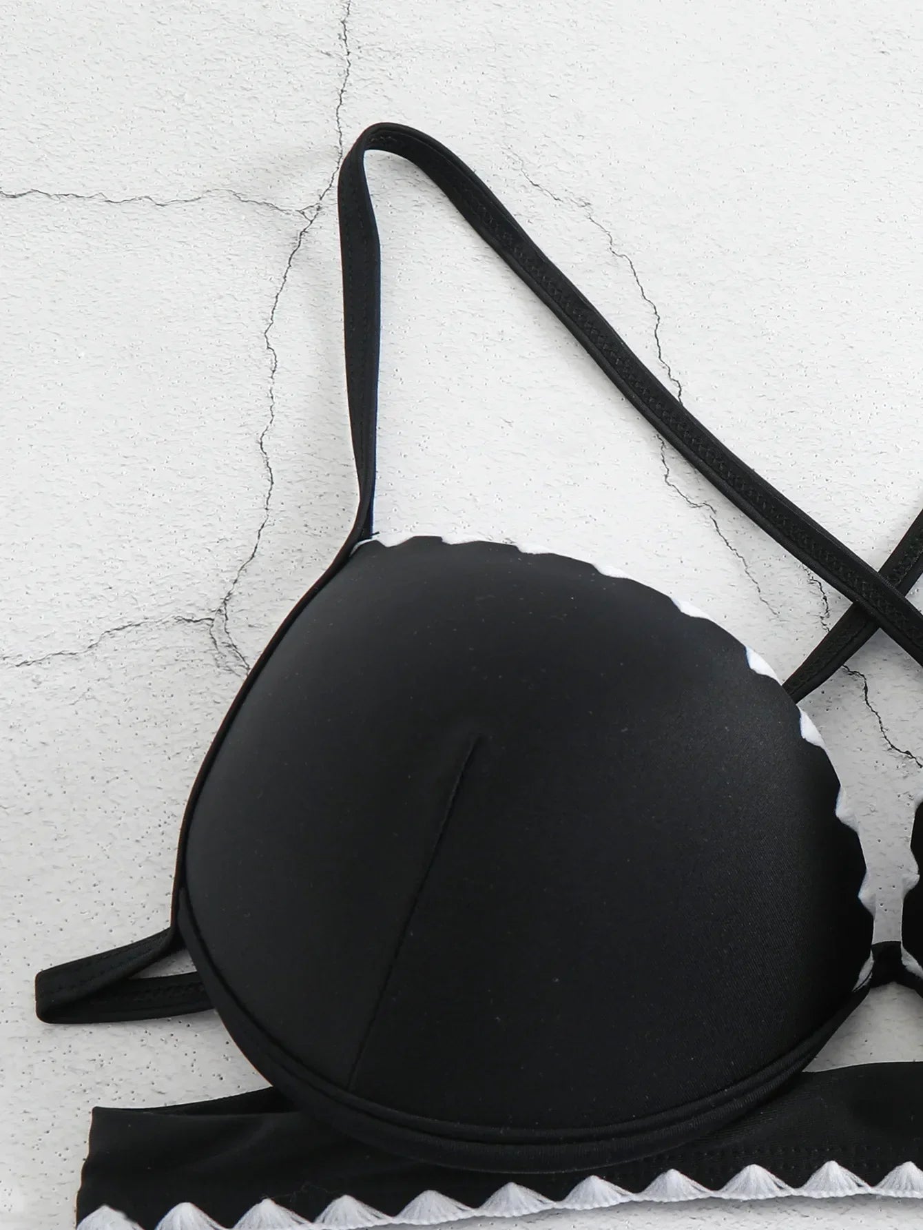 Bikini with adjustable ties at the back