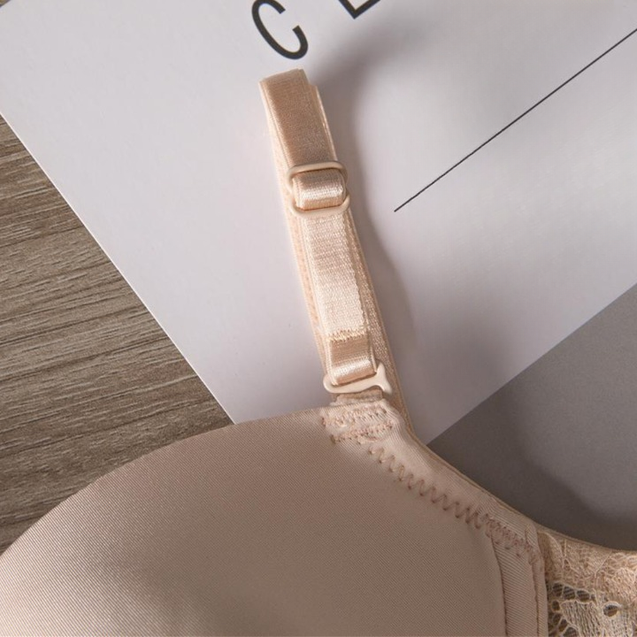 Bra with a low fastening