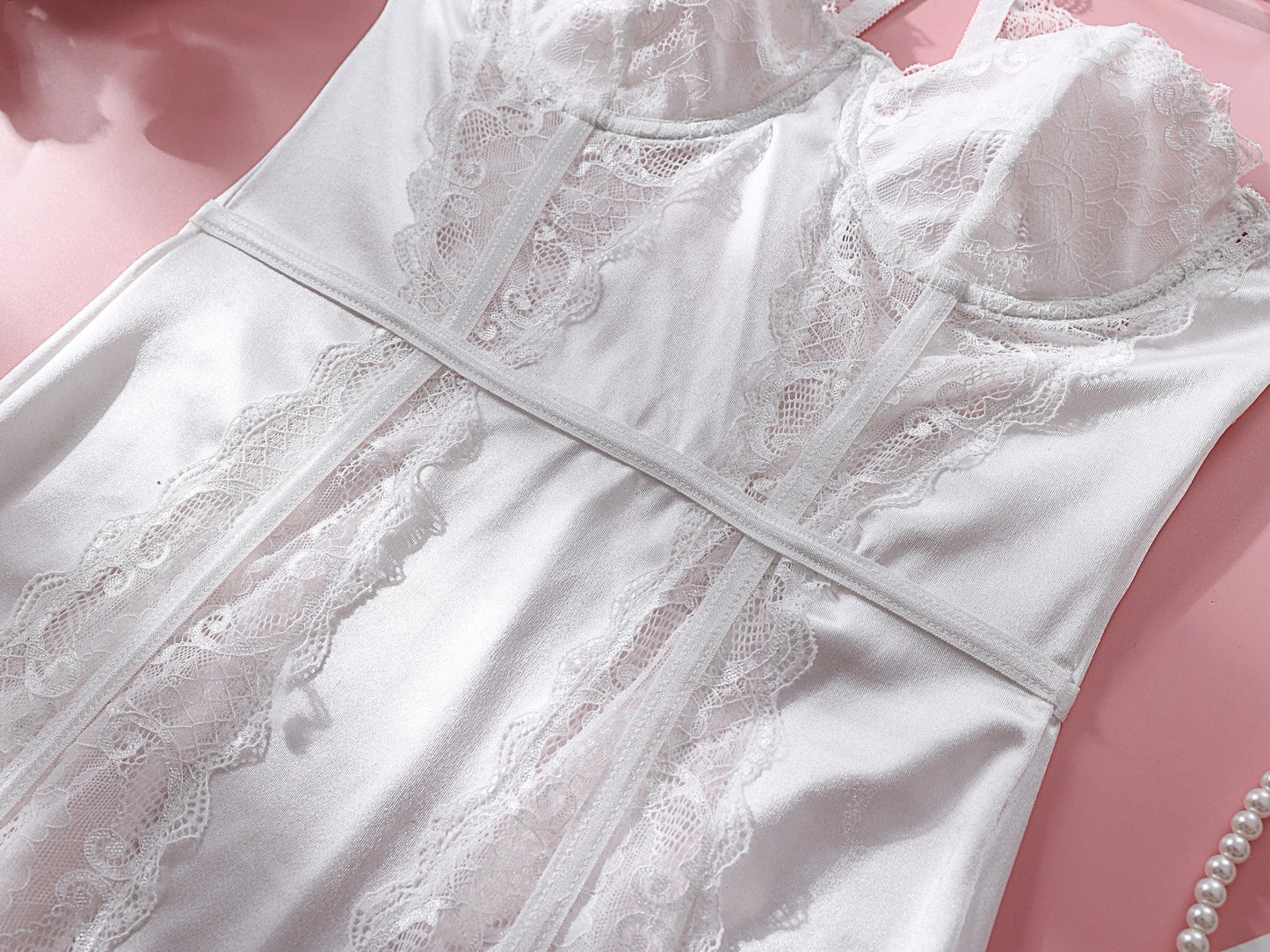 Fitted nightgown with a choker.