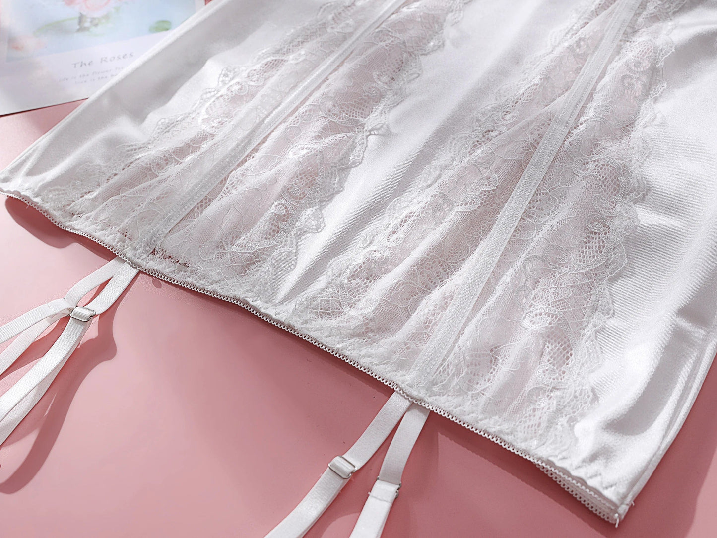 Fitted nightgown with a choker.