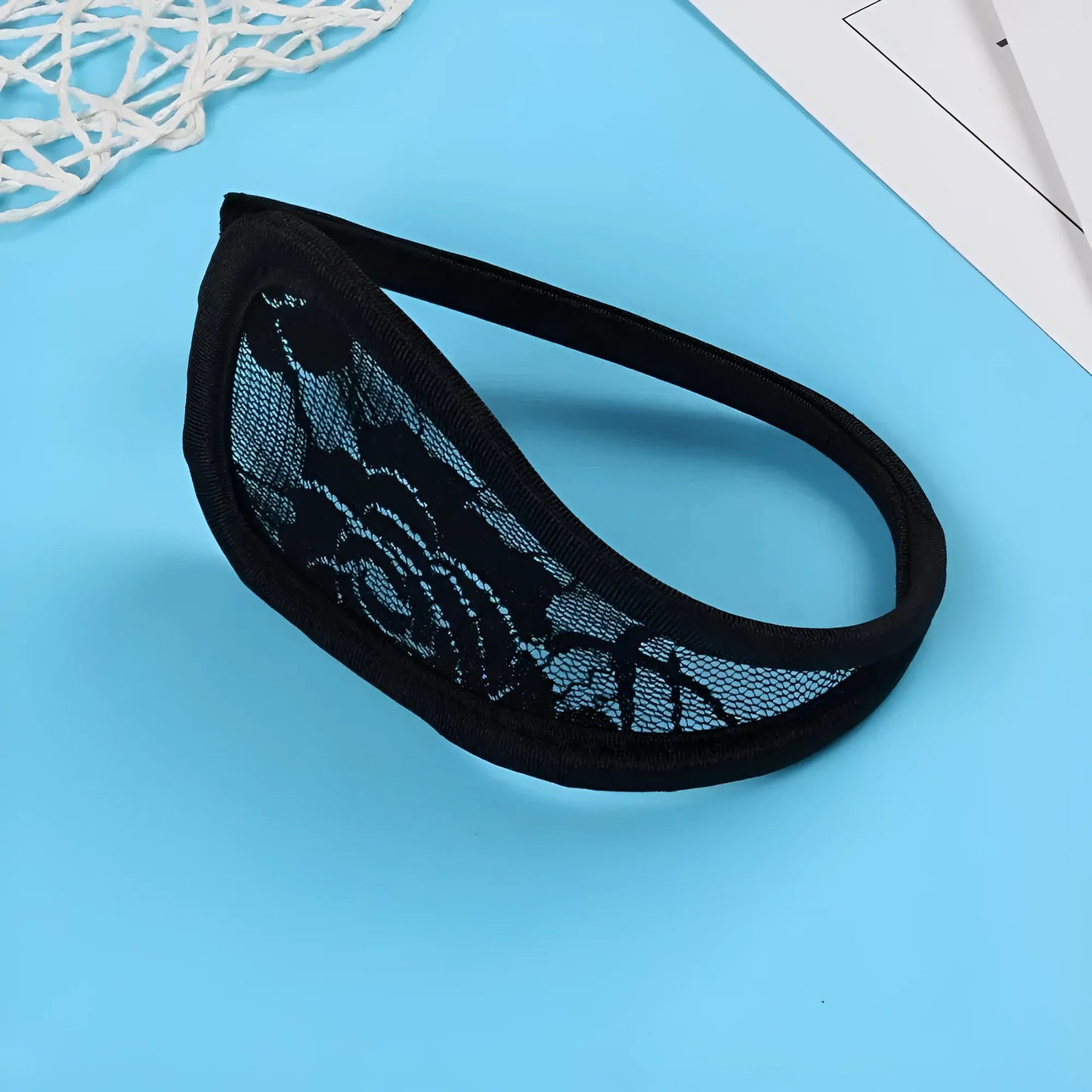 Universal Lace C-Strings