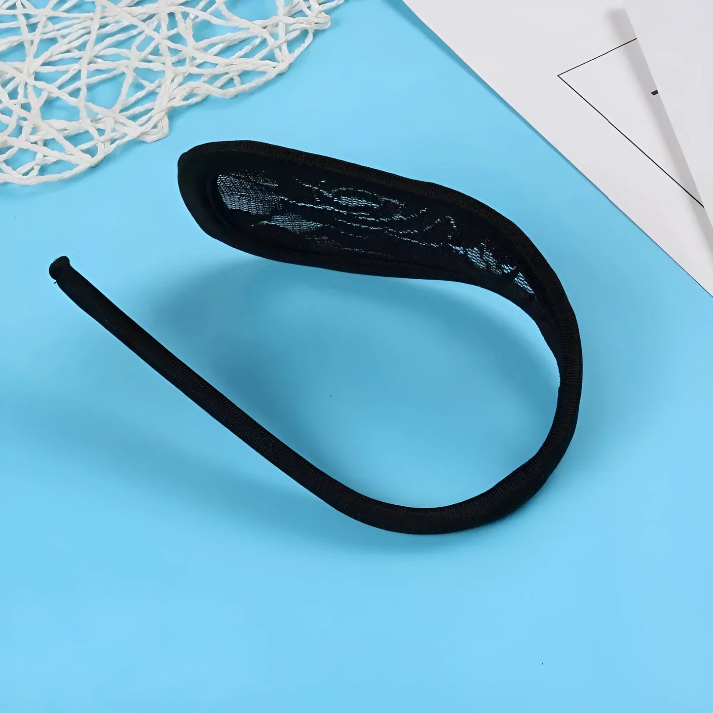 Universal Lace C-Strings