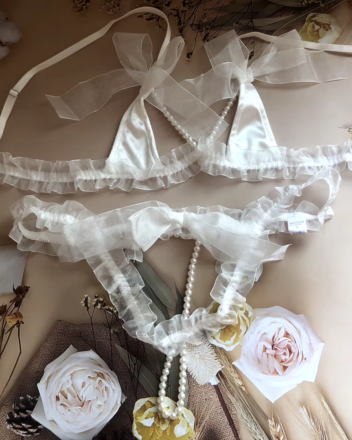 Lingerie set with pearls and frills