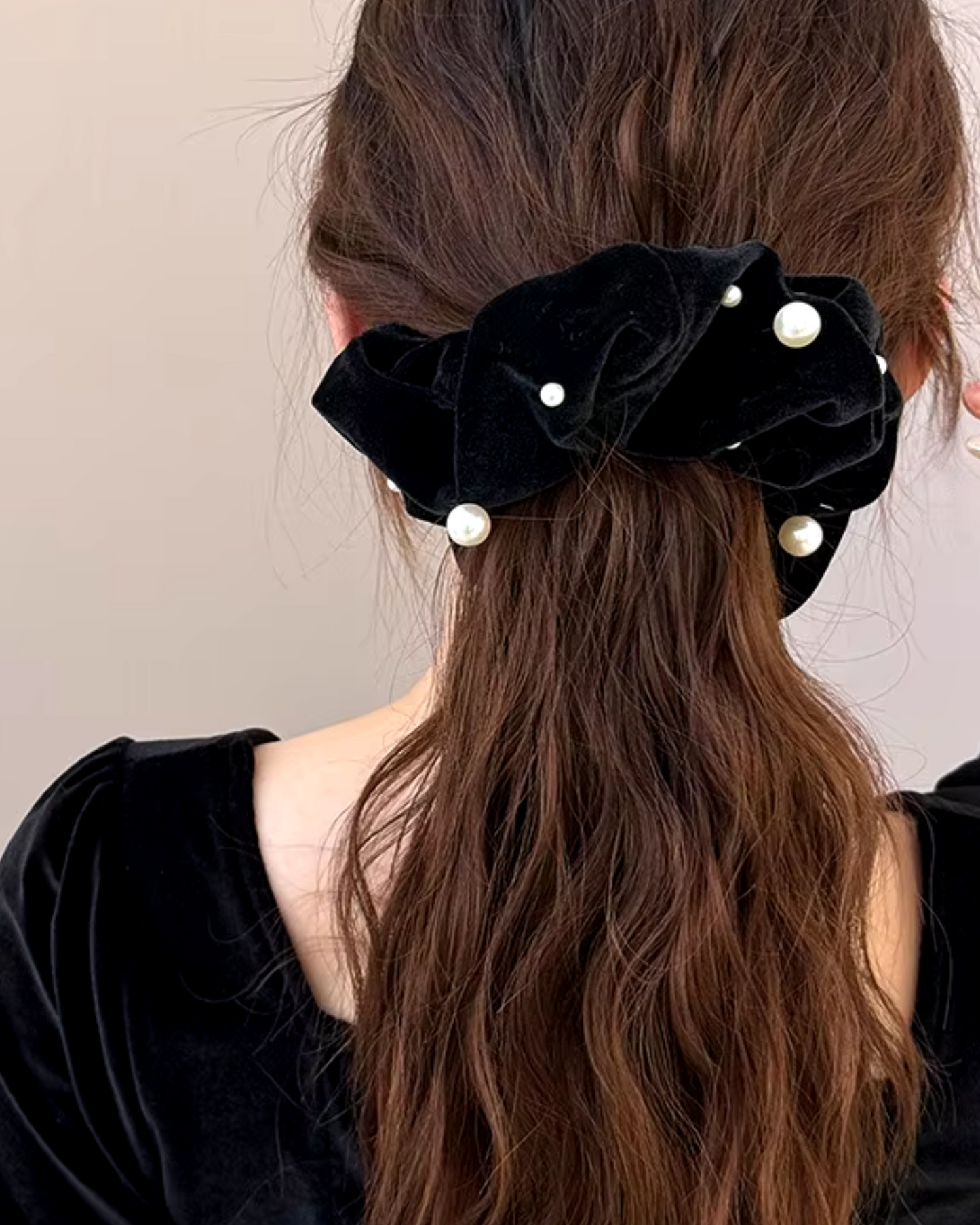 Velvet scrunchie with pearls