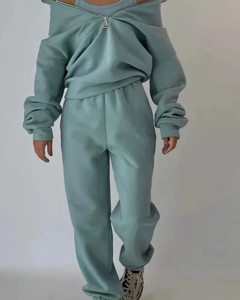 Comfortable tracksuit set with zip fastening