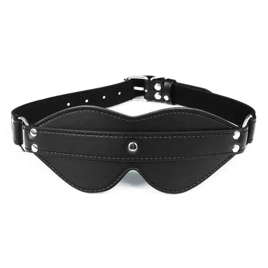 Eye mask with a fastening at the back