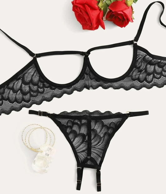 Open bowls in a lingerie set with lace.