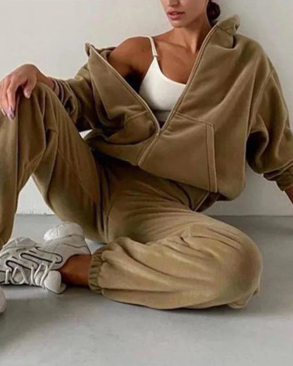 Loose velour tracksuit set with short sweatshirt