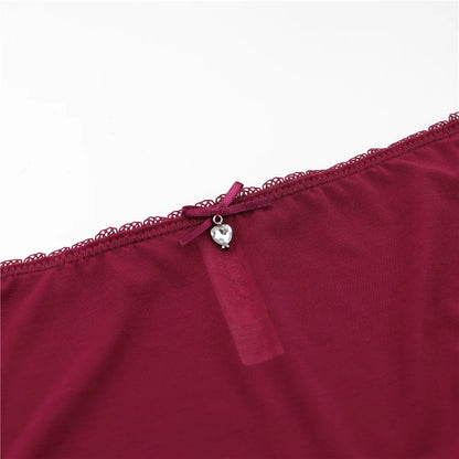 High-waisted briefs that shape the stomach.