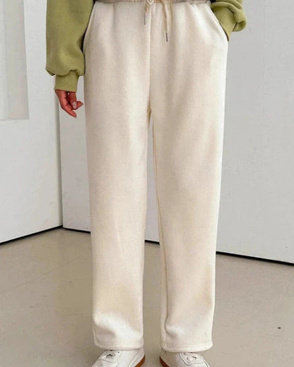 Comfortable insulated trousers with wide legs