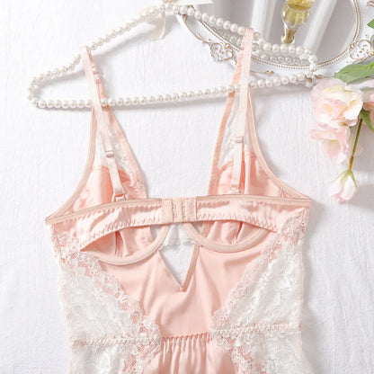 Nightgown with a deep neckline and underwiring