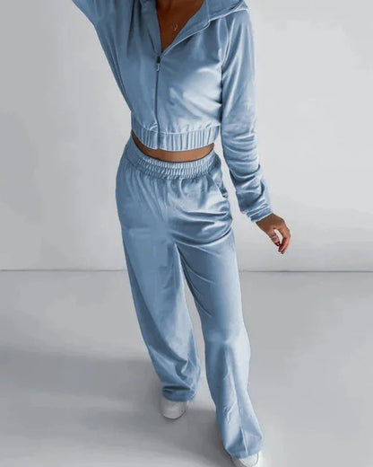 Loose velour tracksuit set with short sweatshirt