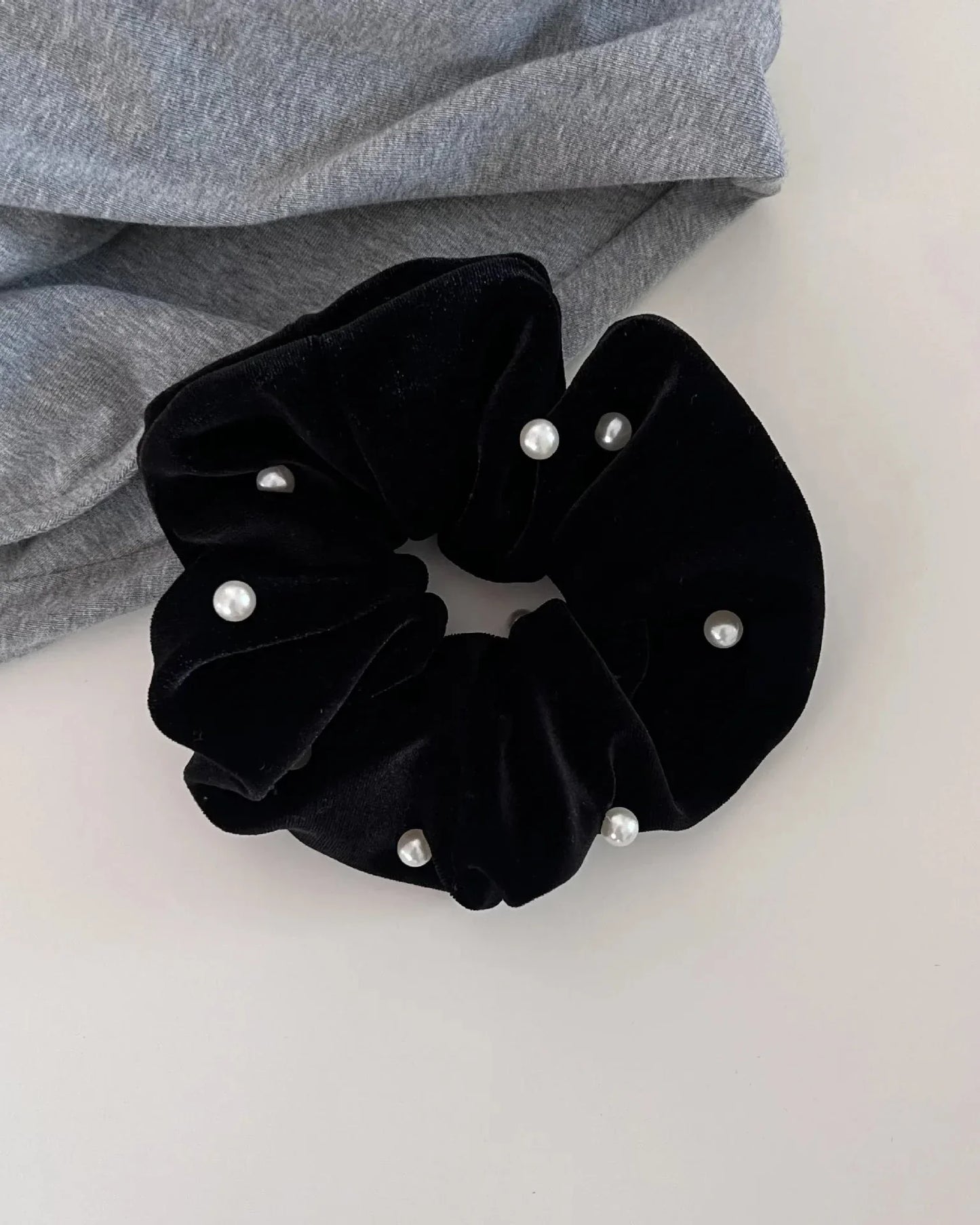 Velvet scrunchie with pearls