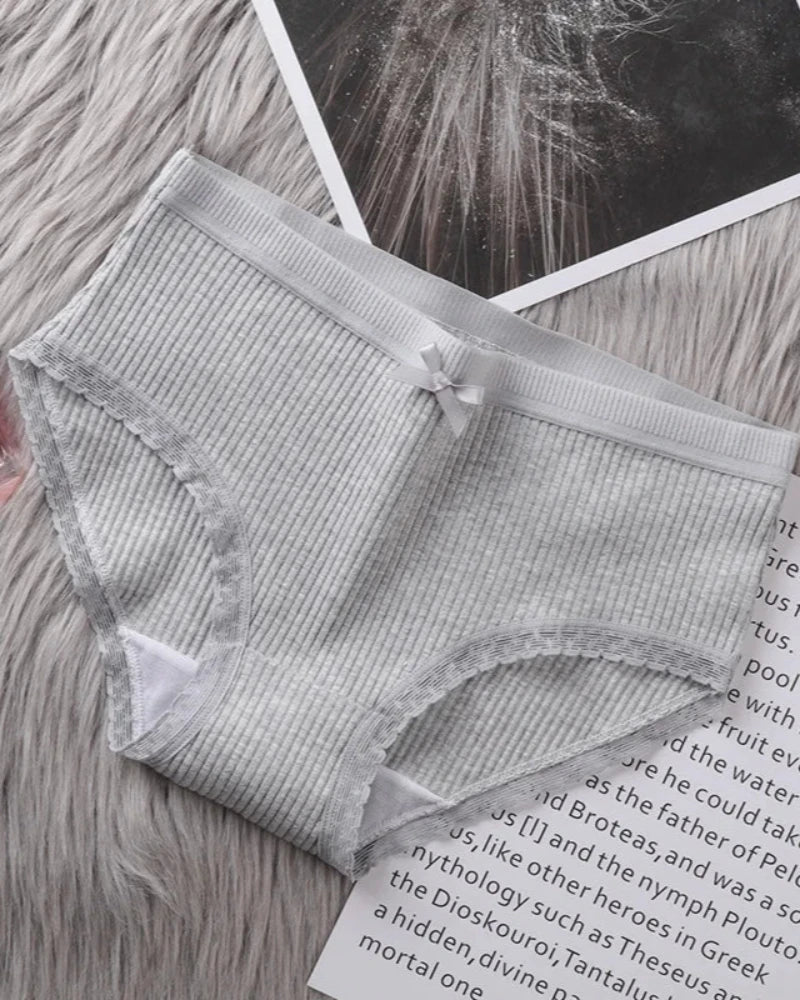 Comfortable ribbed briefs with lace