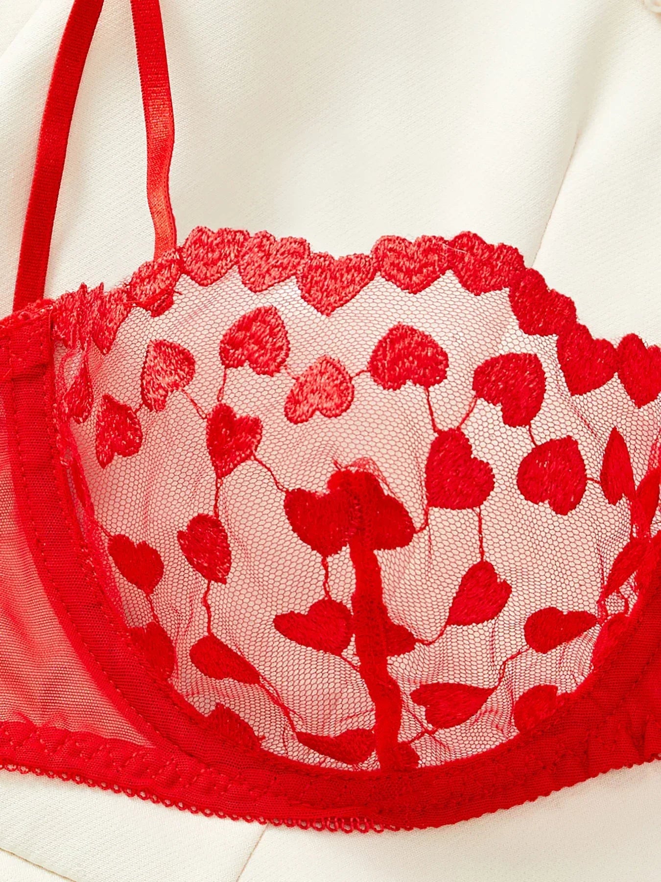Set with open strings and adjustable straps