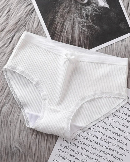 Comfortable ribbed briefs with lace