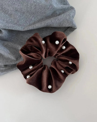 Velvet scrunchie with pearls