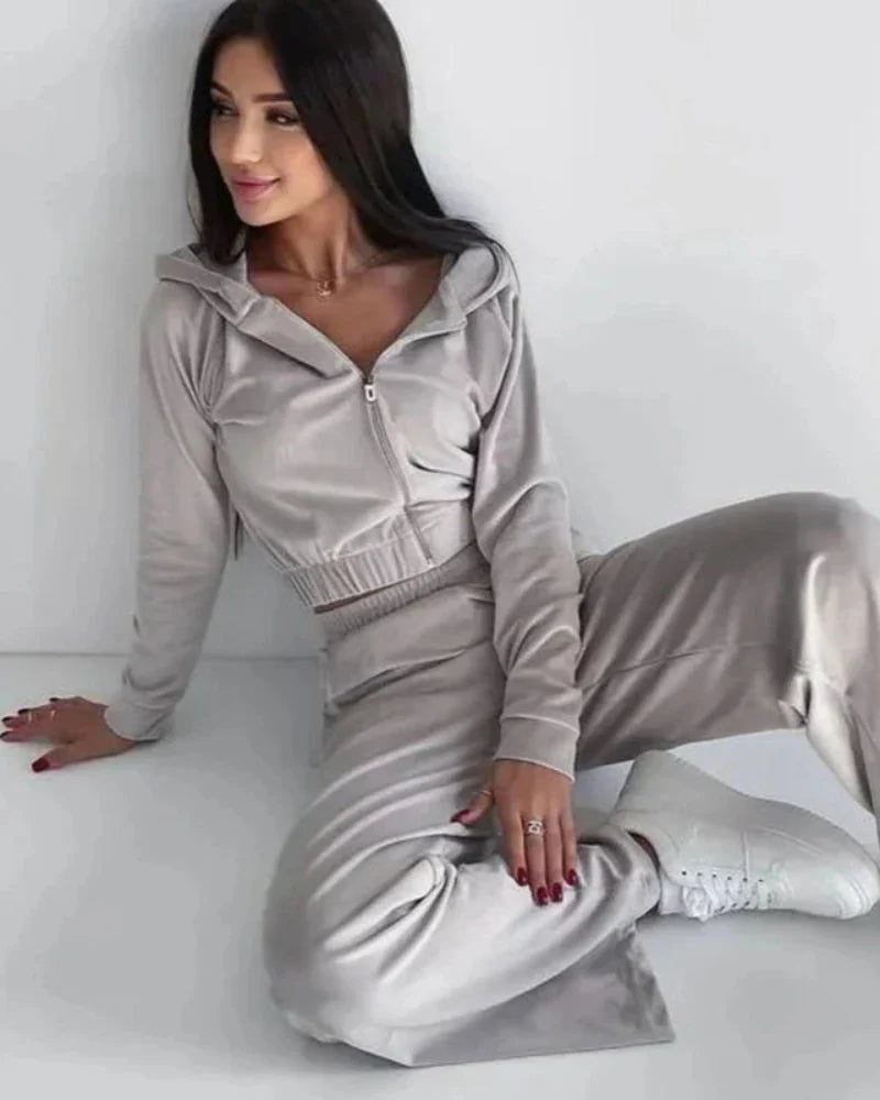 Loose velour tracksuit set with short sweatshirt