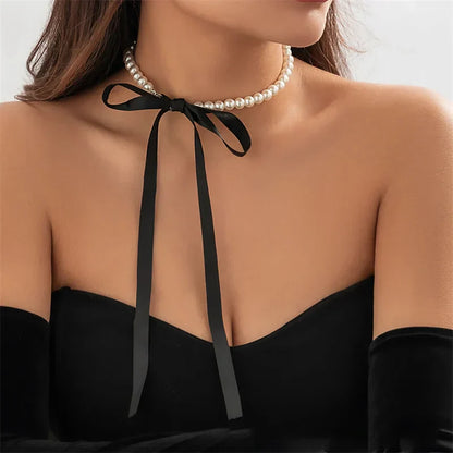 Pearl choker with a bow