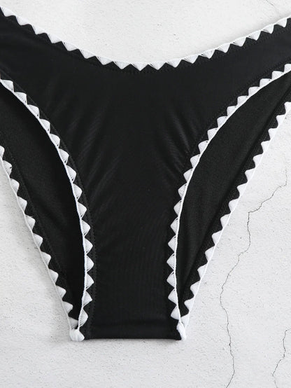 Bikini with adjustable ties at the back