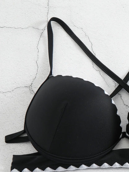 Bikini with adjustable ties at the back