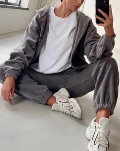 Loose velour tracksuit set with short sweatshirt